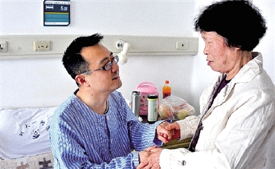 “媽媽,謝謝您的支持!”耿斌拉著媽媽的手。