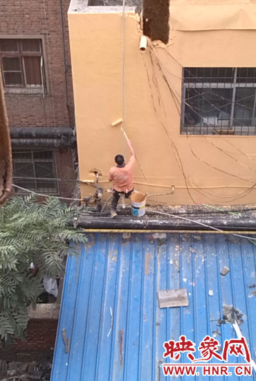 在13年11月多家媒體該酒店加蓋事件后，該酒店派人將樓層加蓋處統(tǒng)一刷上黃漆(附近小區(qū)居民提供)