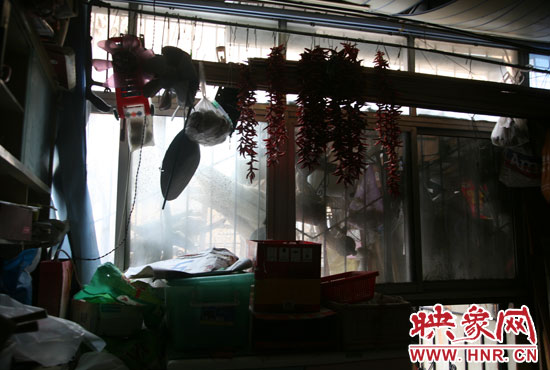 受影響的住戶將自己的窗戶遮擋起來，以防被加蓋樓層住戶看到自家