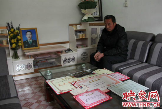 救火英雄鄭春光的父親和兒子獲得榮譽(yù)證書。