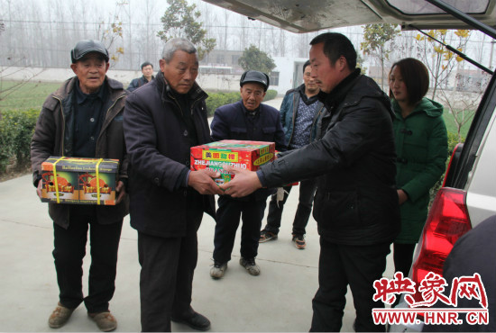 鄭春光的父親鄭慶兵和女兒鄭元元帶著他未完成的夢(mèng)想來到了鄭集鄉(xiāng)敬老院，看望慰問居住在這里的五保老人。