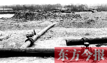 鄭州首座垃圾沼氣電廠并網(wǎng)發(fā)電，集氣管一端連接垃圾山深處，一端連接電廠集氣裝置