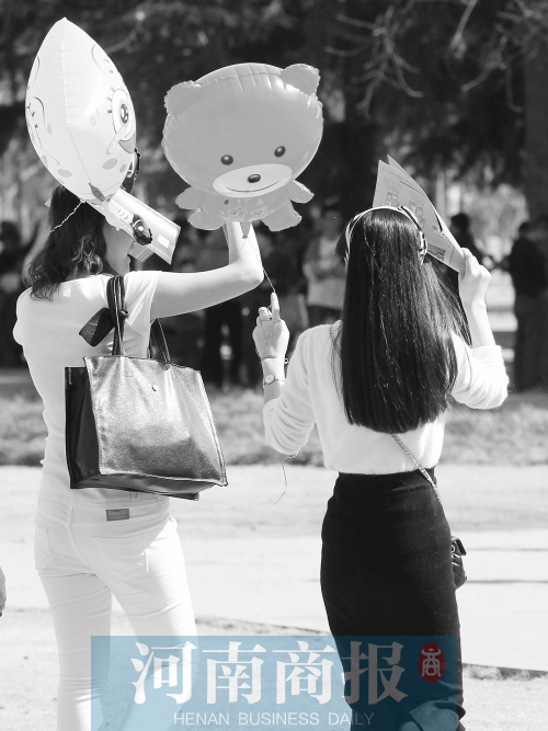 昨天高溫，有人穿上了短袖 記者 鄧萬(wàn)里/攝