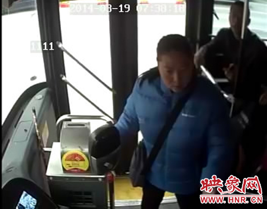 鄭州一女子因嫌公交跑得慢 發(fā)飆揪住車長險釀慘禍