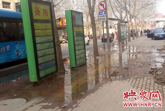 公交車站處臭氣沖天污水橫流，行人幾乎無法在此等車