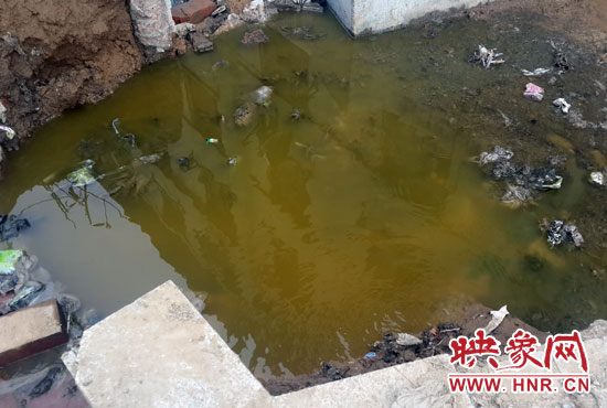 \路旁有一個水坑，污水不停在往外冒