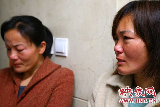 提及現(xiàn)狀，柴小快的女兒不住流淚。