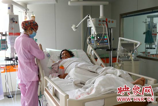 4月4日上午，仍舊躺在重癥監(jiān)護(hù)室里的柴小快正在接受治療。