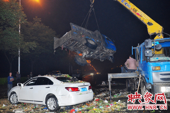 1點(diǎn)40許，兩輛車先后被吊起并拖離現(xiàn)場(chǎng)，停車場(chǎng)的幾位員工將路面清掃干凈，隨后該路段恢復(fù)通行。