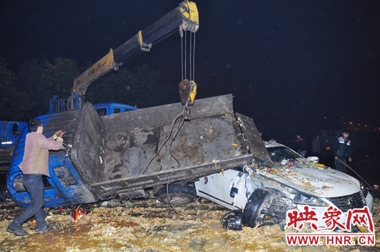 滿滿的一車泔水和垃圾傾瀉而下，鋪撒在路面和凌志車上，數(shù)十米遠(yuǎn)都能聞到泔水的惡臭。