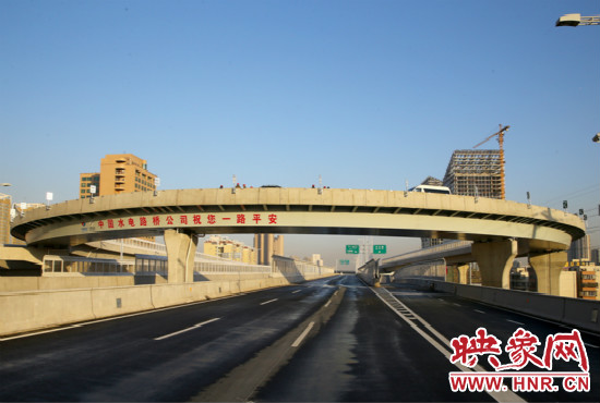 右側(cè)車(chē)道為北三環(huán)快速路文化路出口輔道。