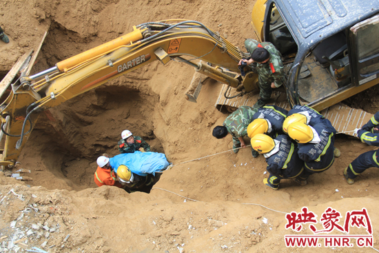 14點10分，經(jīng)過4個多小時的救援，消防官兵發(fā)現(xiàn)被埋男子，現(xiàn)在正從6米多深的塔吊塌方處抬出。