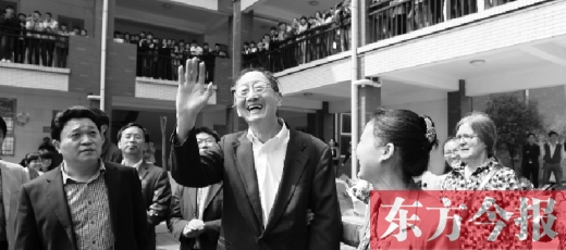 4月23日上午，崔琦偕夫人參觀寶豐一高