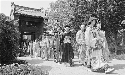 5月1日,大型實(shí)景劇《慈禧駕臨康百萬(wàn)莊園》將在鞏義康百萬(wàn)莊園首演。