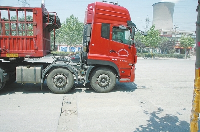 新鄉(xiāng)一不到兩公里省道被挖18條溝 國(guó)道"借"省道存隱患