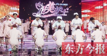 5月6日，“最美護士”的獲獎?wù)呓o新護士授帽