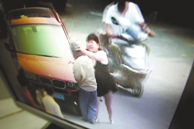 寶馬女因停車費(fèi)糾紛毆打6旬老人 事后發(fā)毒誓稱沒打人 寶馬女因停車費(fèi)糾紛毆打6旬老人 事后發(fā)毒誓稱沒打人