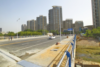 東風(fēng)渠上又一座人車兩用橋正式通車。