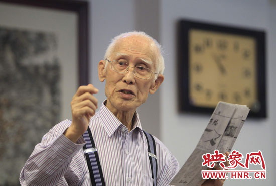 余光中現(xiàn)場(chǎng)朗誦新詩(shī)《招魂》。