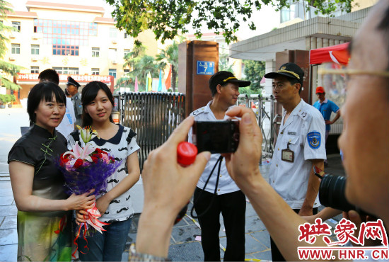 父親用手中的相機(jī)記錄下這重要的一刻。