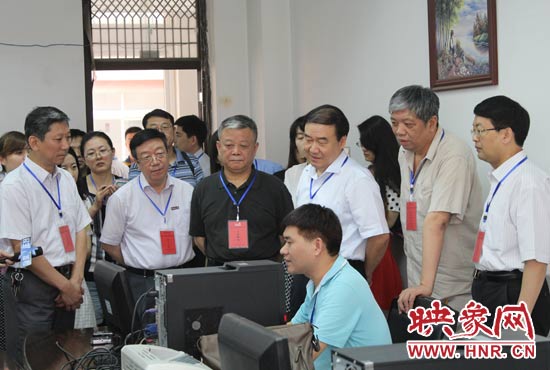 在評卷質檢組,工作人員介紹說,今年有四級質檢(即小組質檢、題組質檢、學科質檢、省質檢),確保嚴把質量