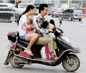 帶著孩子騎電動車，安全一定要放在第一位。