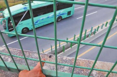 事發(fā)現(xiàn)場(chǎng)的橋梁護(hù)欄上,還留有疑似肇事瀝青塊的碎片。