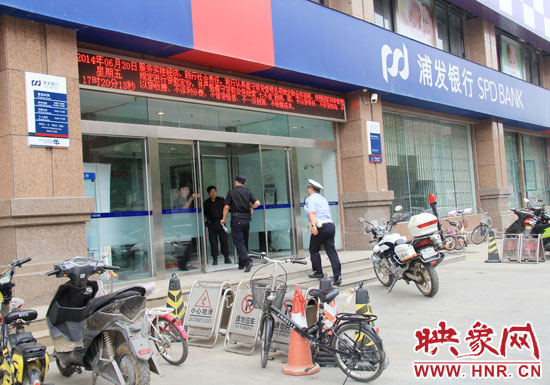 民警趕到現(xiàn)場(chǎng)了解情況。