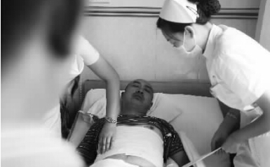 昨天，鄭州市第一人民醫(yī)院，被打傷的鄭州管城區(qū)執(zhí)法隊(duì)員唐建偉在接受治療。