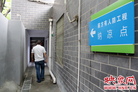 在每一處納涼點均有醒目標志，市民可就近前往。