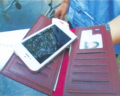 錢包里裝了5000來(lái)塊錢，懷里揣著最新的蘋果5S“土豪金”手機(jī)