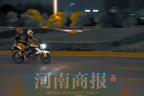 深夜，鄭東新區(qū)，不少人騎著摩托車呼嘯而過