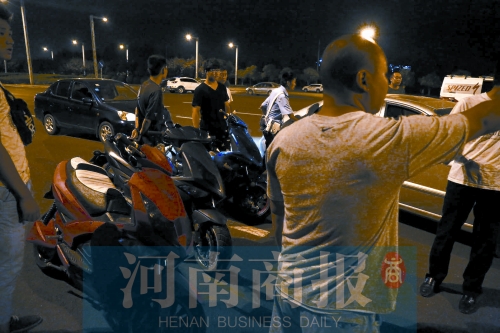 一小時(shí)內(nèi)，民警就扣了12輛摩托車、電動(dòng)車