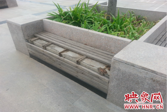 基礎(chǔ)設(shè)施破壞嚴(yán)重，一直無(wú)人修理。