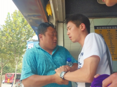 記者正查看照片，突遭藍衣男強搶手機。