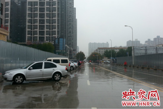 在新開通的東明路上,仍有多數(shù)私家車違規(guī)停車。