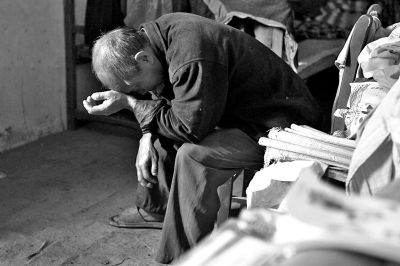 妞妞的爺爺至今仍深陷自責(zé)與悲傷之中,不能自拔。