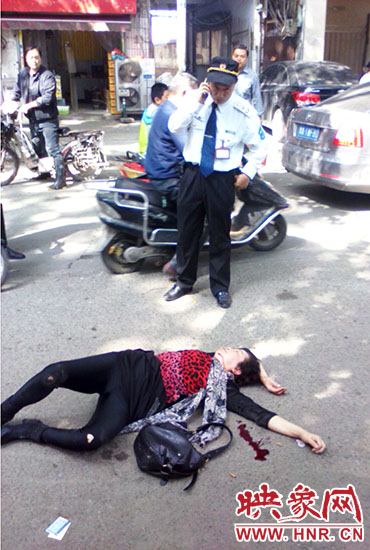 一名老年人當(dāng)場昏迷。