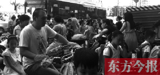 9月4日下午，文化路一小附近，大批陪讀家長接孩子。