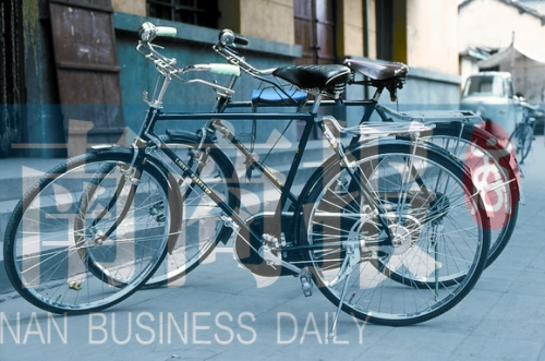 自行車是那時最時髦的交通工具，路邊清一色是“飛鴿牌”