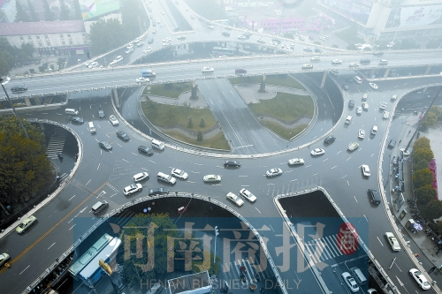 紫荊山立交橋，如今是許多人上下班的必經(jīng)之路