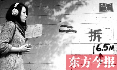 昨日，東方今報(bào)記者走訪農(nóng)業(yè)路沿線，看見“拆”字已上墻