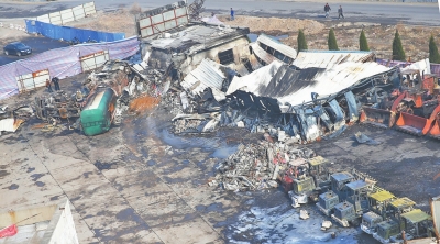 事故汽車站內(nèi),不少車輛被燒得面目全非。