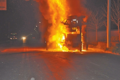 火勢異常兇猛,消防官兵都無法靠近。