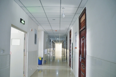 像這樣的攝像頭，宿舍樓里每層安裝了7個(gè)。