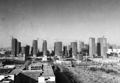 在鄭州市同一地點拍攝的照片，下為1月1日晴朗天氣，上為1月5日霧霾天氣。（拼接圖片）