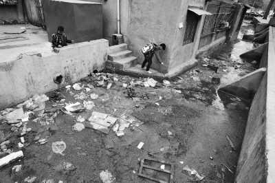 污水溝成了附近的孩子們放學(xué)后逗留的場(chǎng)所，十分令人擔(dān)憂。