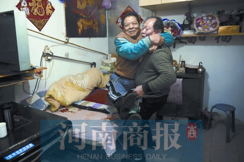 2015年1月15日，老鄰居抱起180斤重的高新海去坐三輪車，準(zhǔn)備出去轉(zhuǎn)轉(zhuǎn)