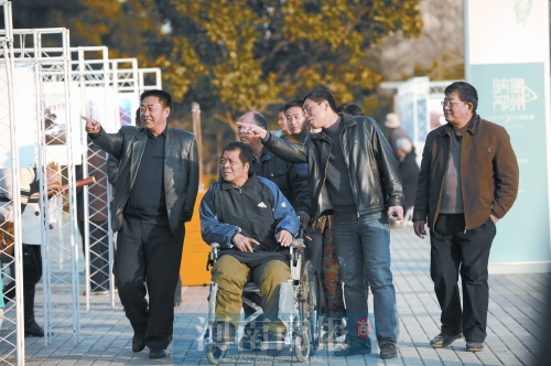 2009年9月15日，老鄰居們陪高新海游綠城廣場 井勇/供圖