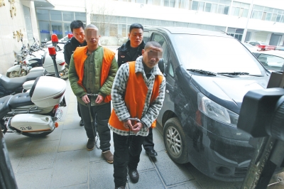 倆刑釋男子，冒充“富二代”，微信搜附近的人，專搶出入娛樂場所女性